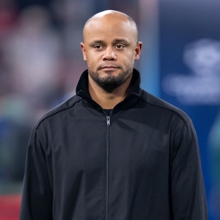 Bayern-Trainer Vincent Kompany muss in den Playoffs der Champions League gegen seinen alten Trainer ran.