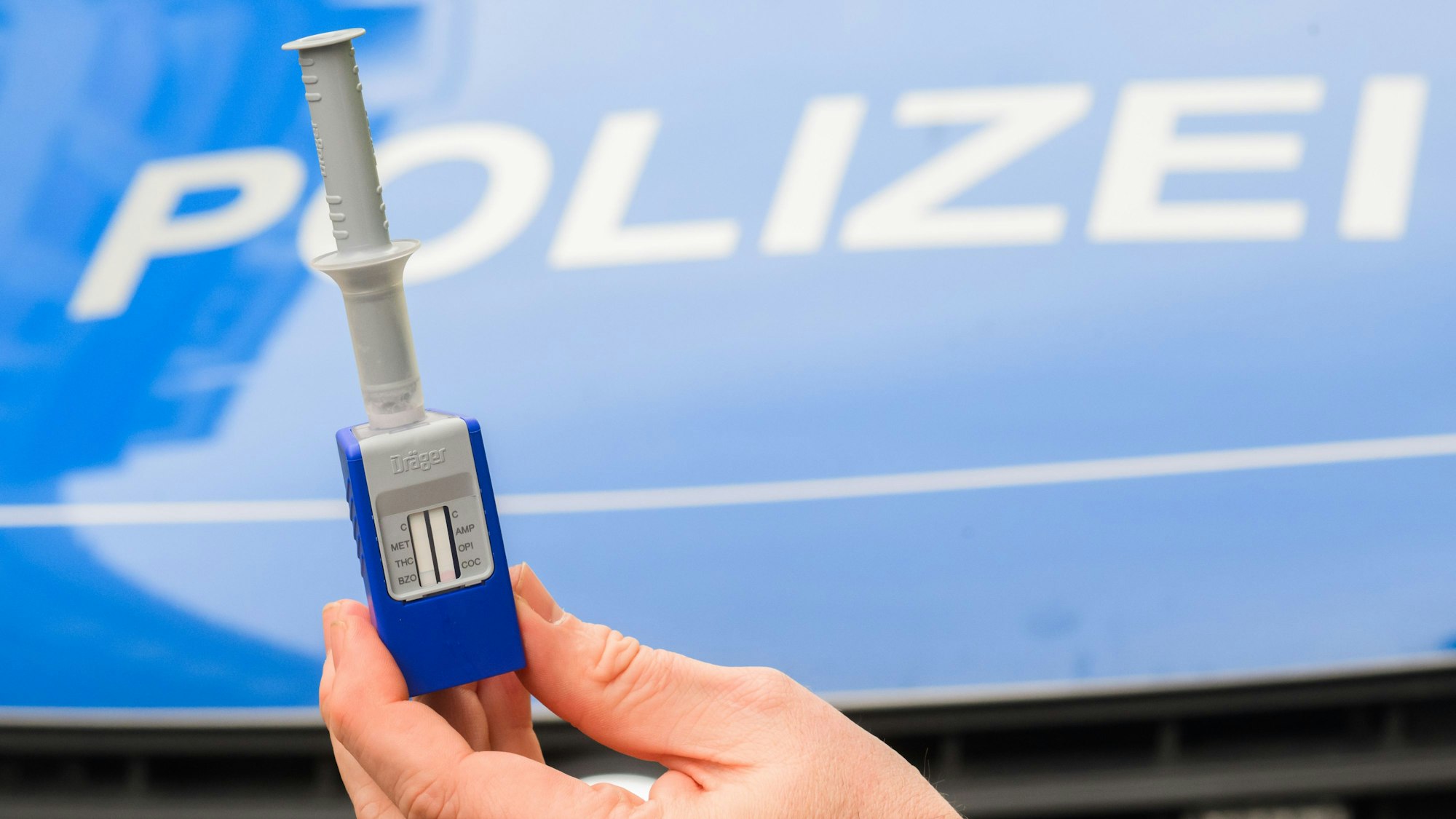 Ein Polizist zeigt einen Drogentest (neuartiger Speicheltest), mit dem Verkehrsteilnehmer auf ihre Fahrtüchtigkeit hin überprüft werden können . (Symbolfoto)