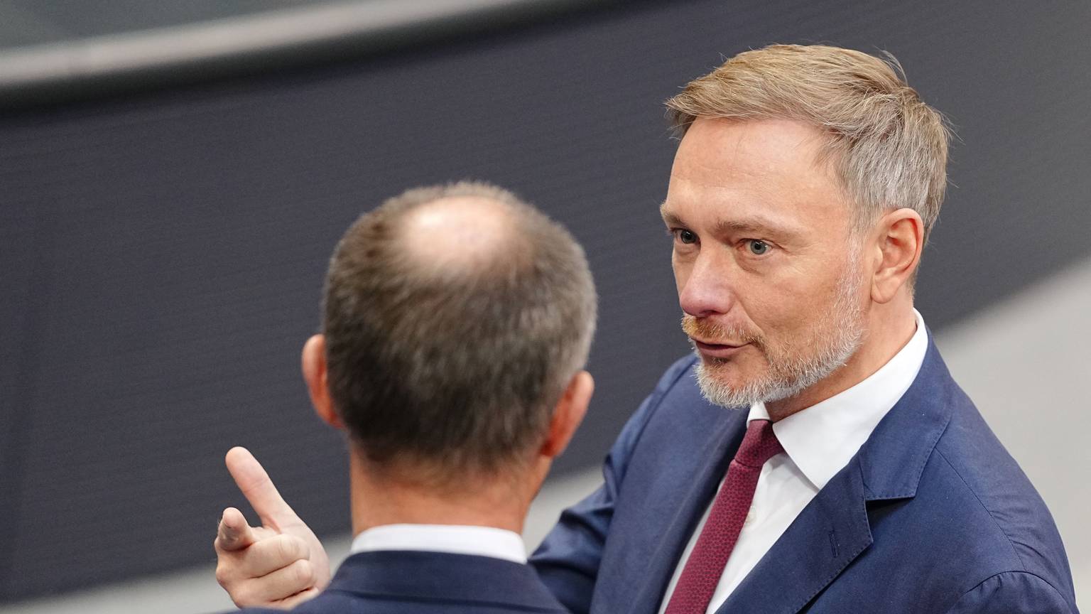 Friedrich Merz (l), CDU Bundesvorsitzender und CDU/CSU Fraktionsvorsitzender im Bundestag, und Christian Lindner (FDP), ehemaliger Bundesminister der Finanzen und FDP-Bundesparteivorsitzender, unterhalten sich im Plenarsaal im Bundestag.