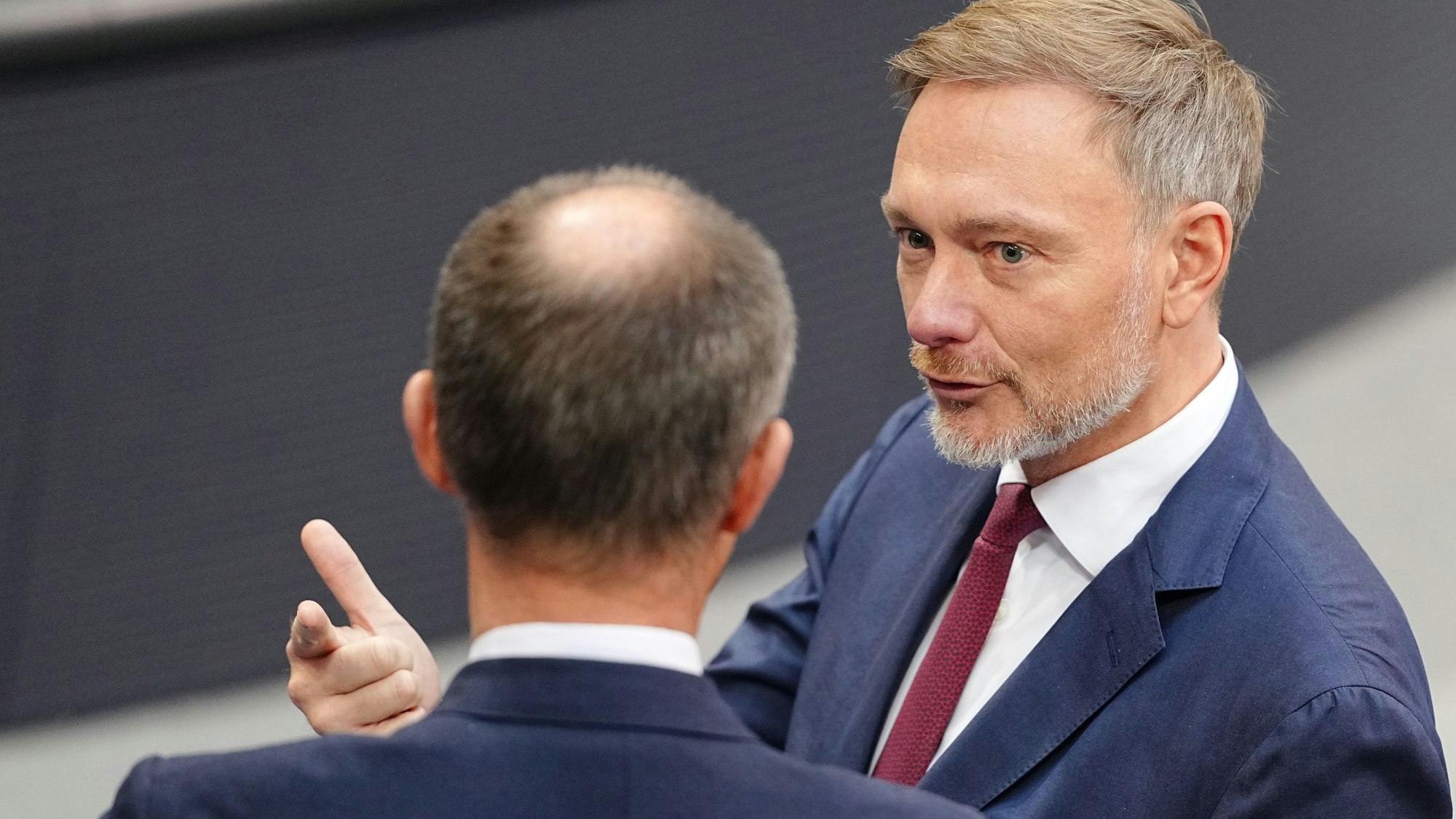Friedrich Merz (l), CDU Bundesvorsitzender und CDU/CSU Fraktionsvorsitzender im Bundestag, und Christian Lindner (FDP), ehemaliger Bundesminister der Finanzen und FDP-Bundesparteivorsitzender, unterhalten sich im Plenarsaal im Bundestag.