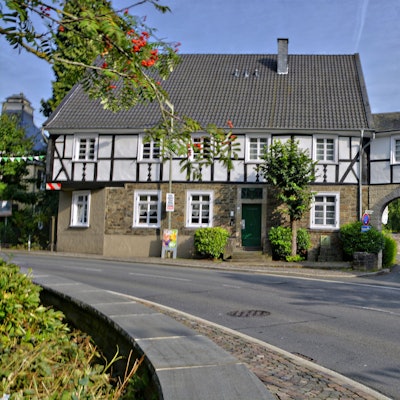 Das sogenannte Millionentor in Ründeroth: Die Fachwerkhäuser bilden um die Straße eine Durchfahrt. Der Name rührt von den Baukosten, die in der Inflationszeit in die Millionen gingen.