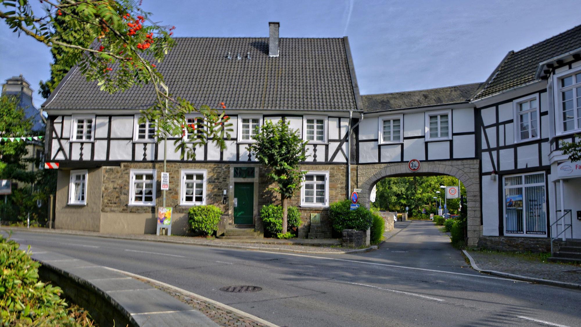 Das sogenannte Millionentor in Ründeroth: Die Fachwerkhäuser bilden um die Straße eine Durchfahrt. Der Name rührt von den Baukosten, die in der Inflationszeit in die Millionen gingen.