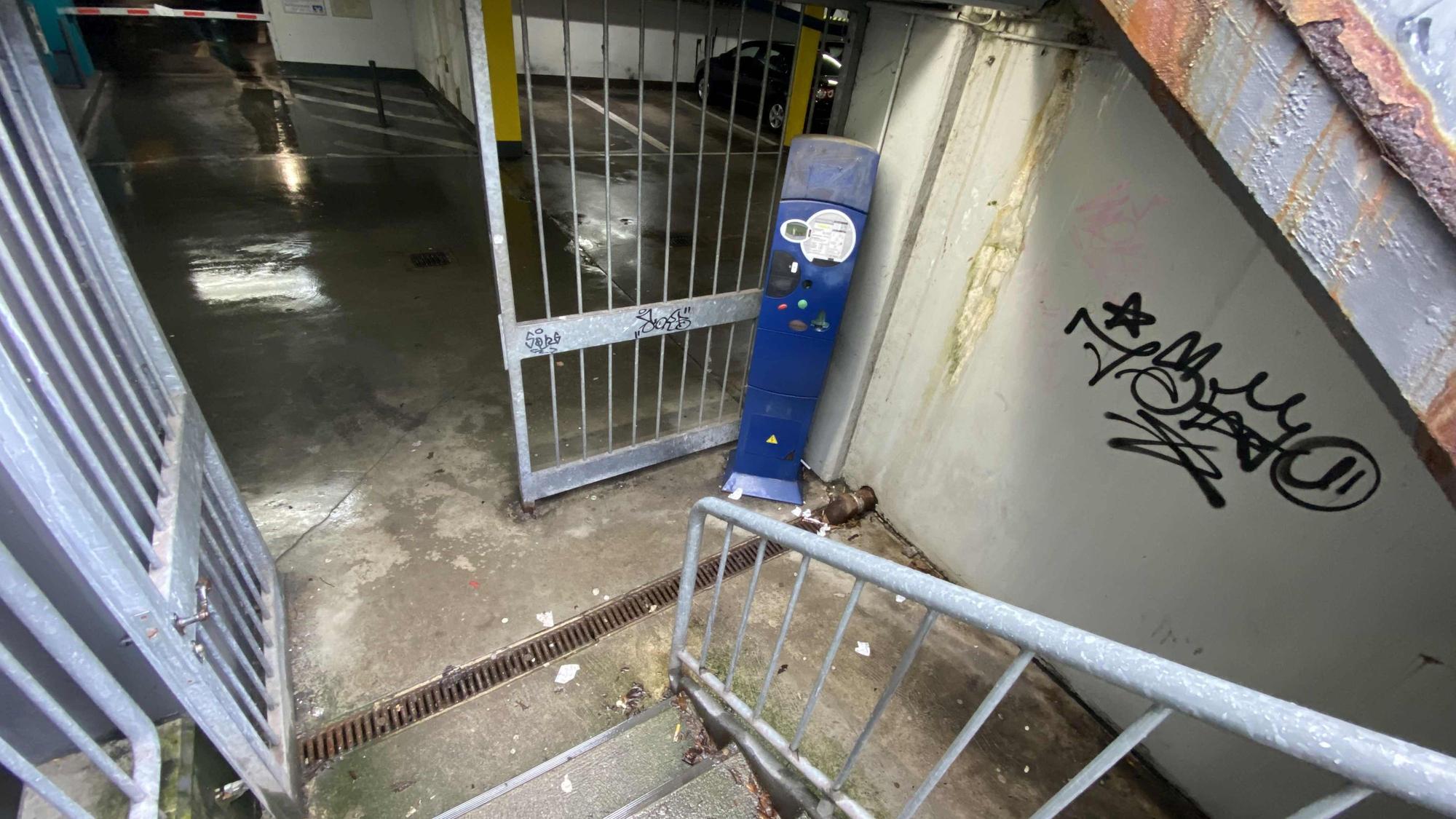 Da geht niemand gerne runter: Auch der Eingang zur Tiefgarage am Deinzer Platz gestaltet sich für die Fußgänger dreckig, feucht und duster.
