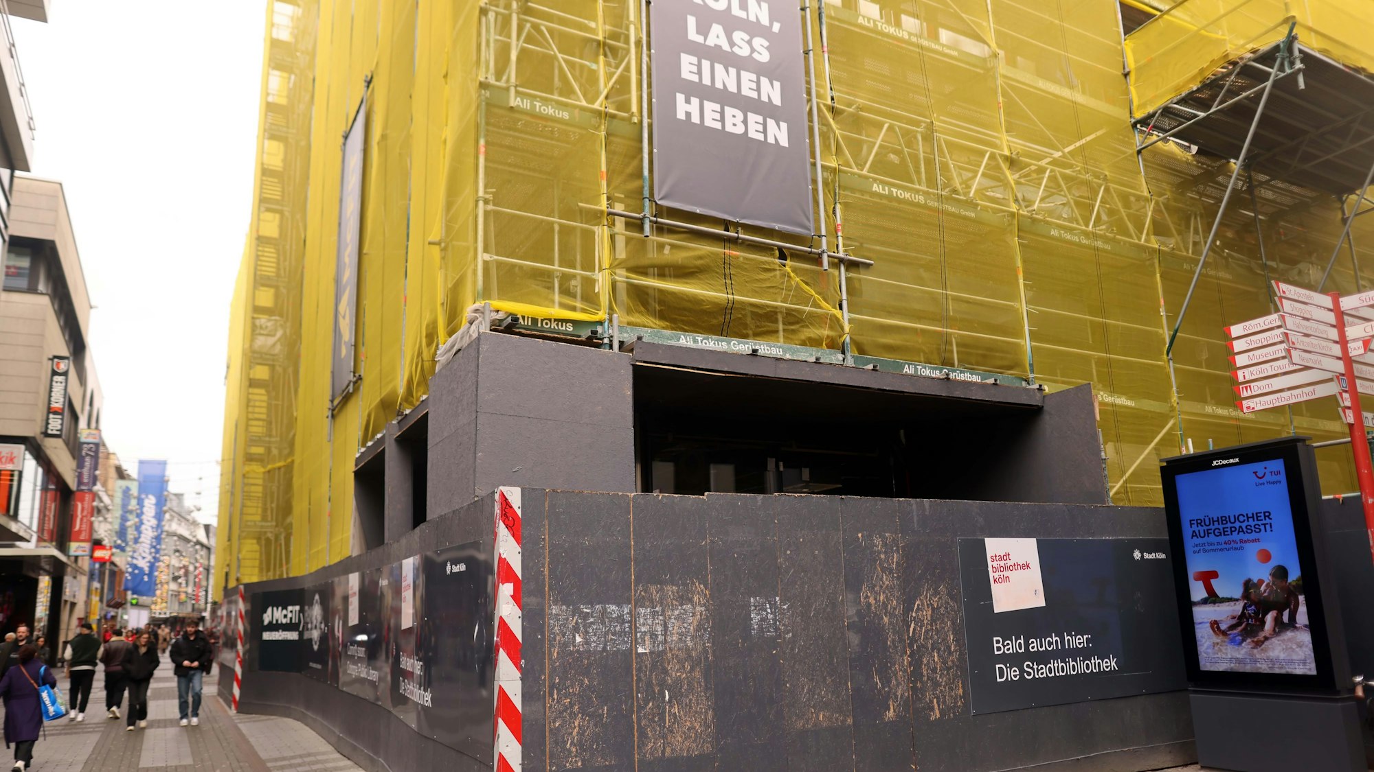 Hinter der gelben Plane erwartet die Nutzer und Nutzerinnen im Erdgeschoss ein Publikumsbereich - ab dem 5. Februar.