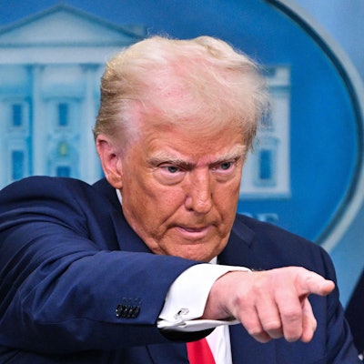 Donald Trump gibt die Schuld für den Flugzeugabsturz nahe Washington bei einer Pressekonferenz der Diversitätsförderung in den US-Behörden. Die Reaktionen in den USA fallen scharf aus.