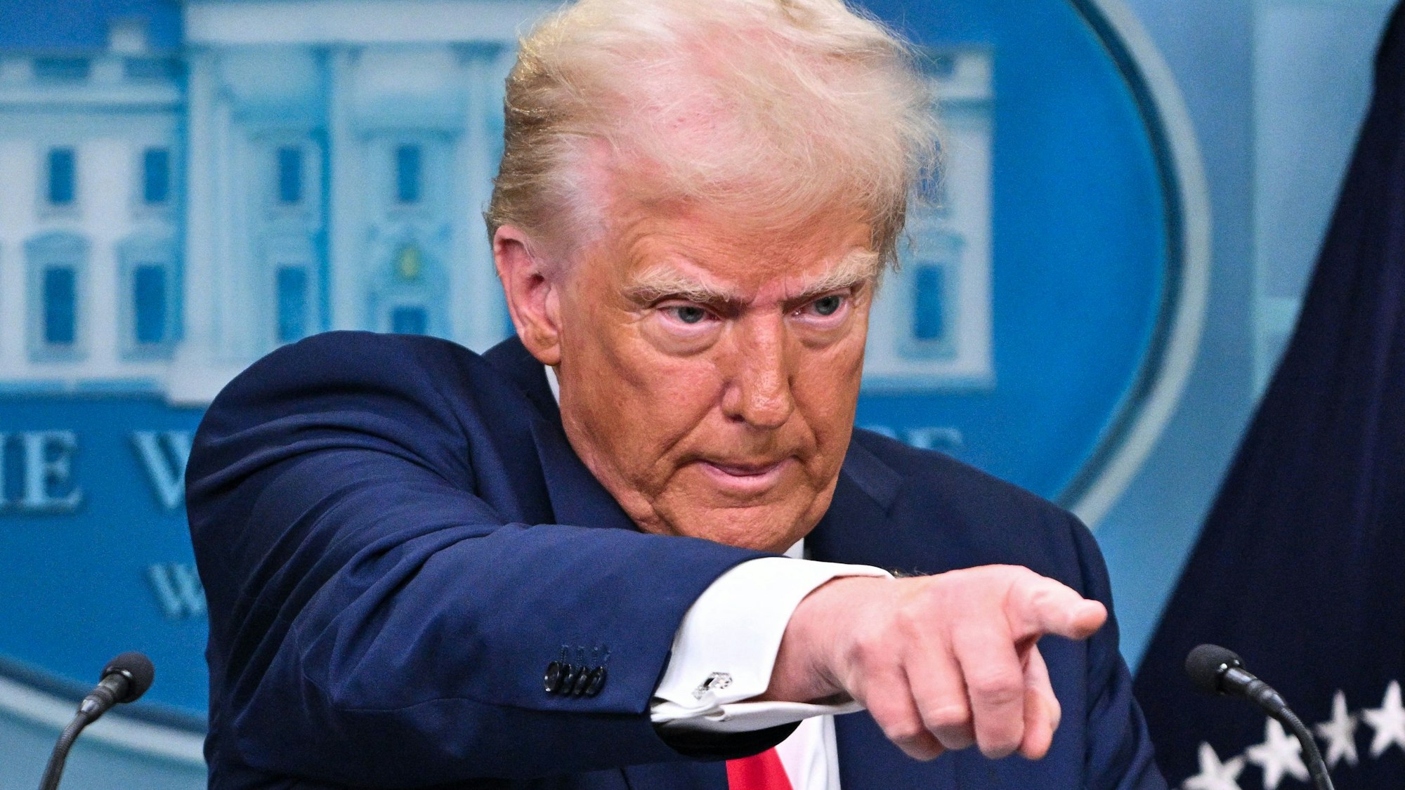 Donald Trump gibt die Schuld für den Flugzeugabsturz nahe Washington bei einer Pressekonferenz der Diversitätsförderung in den US-Behörden. Die Reaktionen in den USA fallen scharf aus.