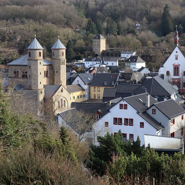 Ein Blick vom Kurpark aus auf die Stadt Bad Münstereifel. Zu sehen sind die beiden Kirchen und das Johannistor.