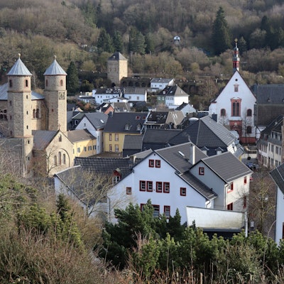 Ein Blick vom Kurpark aus auf die Stadt Bad Münstereifel. Zu sehen sind die beiden Kirchen und das Johannistor.