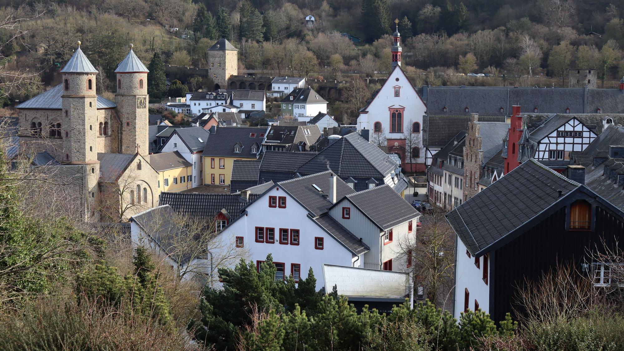 Ein Blick vom Kurpark aus auf die Stadt Bad Münstereifel. Zu sehen sind die beiden Kirchen und das Johannistor.