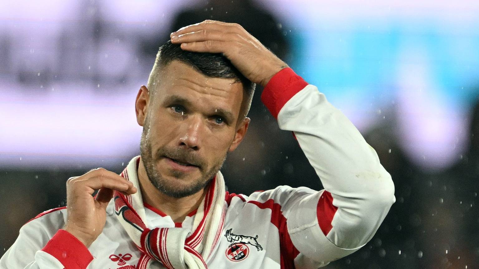 Köln: Fußball: Abschiedsspiel von Lukas Podolski beim 1. FC Köln, Lukas Podolski feiert mit den Fans.