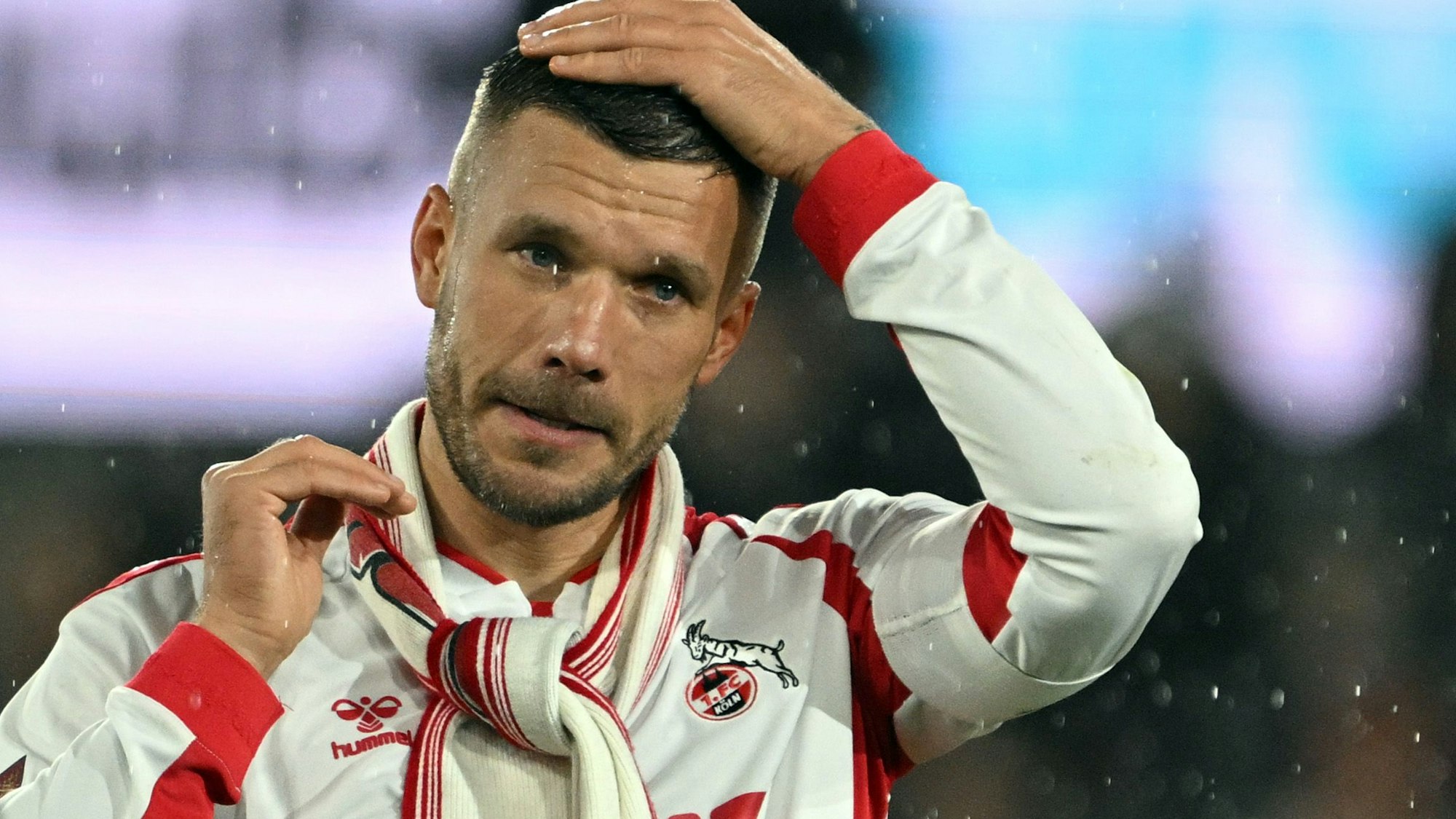 Köln: Fußball: Abschiedsspiel von Lukas Podolski beim 1. FC Köln, Lukas Podolski feiert mit den Fans.
