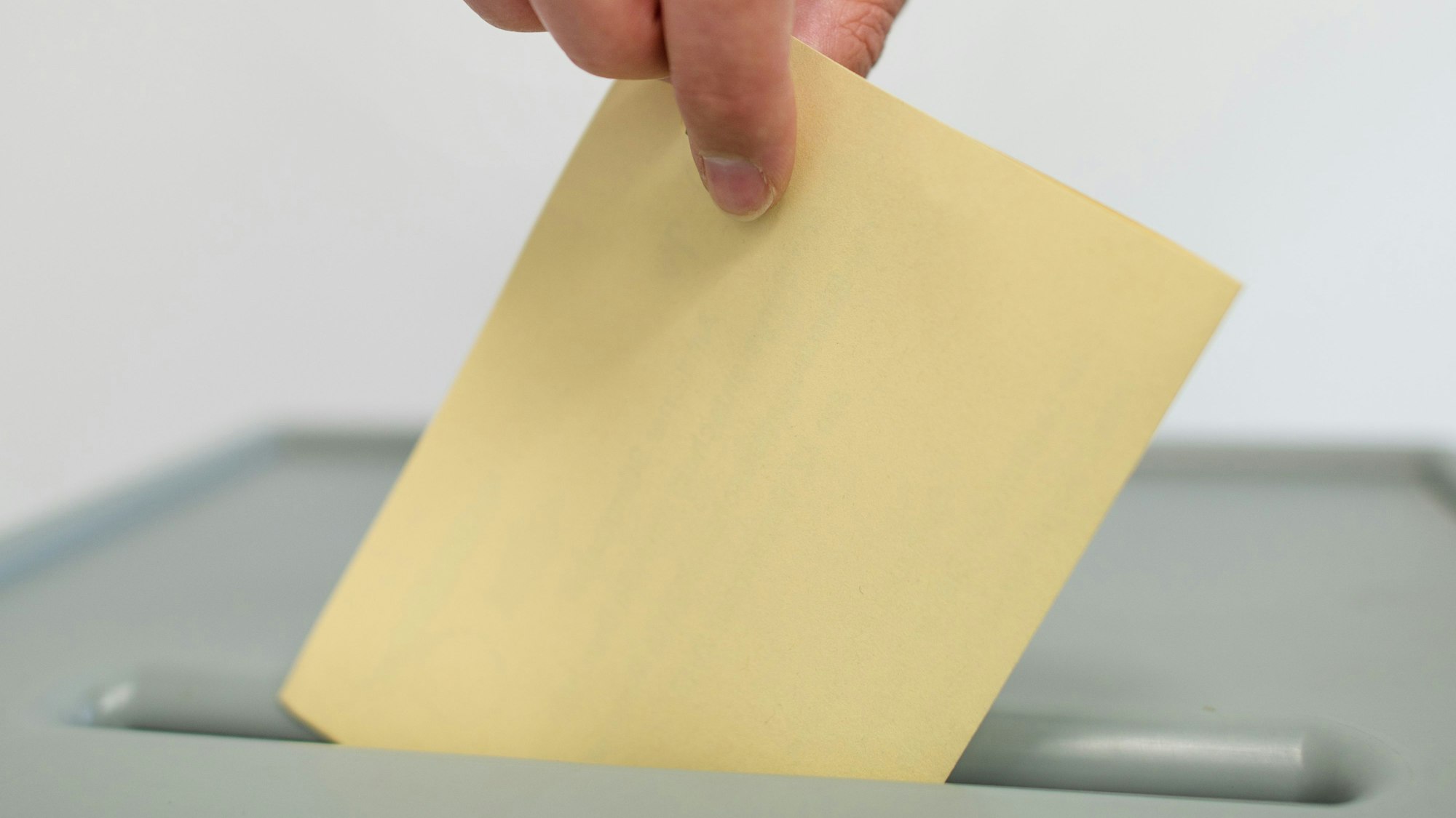 Am 23. Februar können Menschen in Deutschland in Wahllokalen ihre Stimme für die Bundestagswahl abgeben. Einige stimmen vorher schon per Briefwahl ab. (Symbolbild)