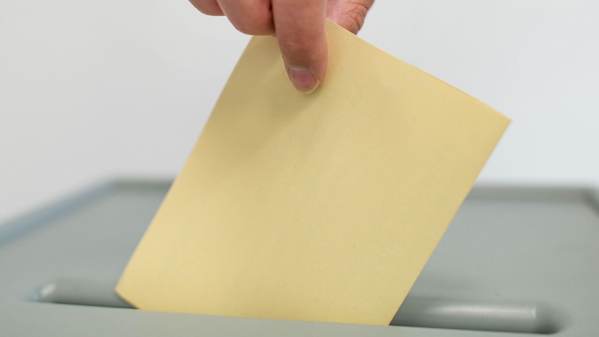 Am 23. Februar können Menschen in Deutschland in Wahllokalen ihre Stimme für die Bundestagswahl abgeben. Einige stimmen vorher schon per Briefwahl ab. (Symbolbild)