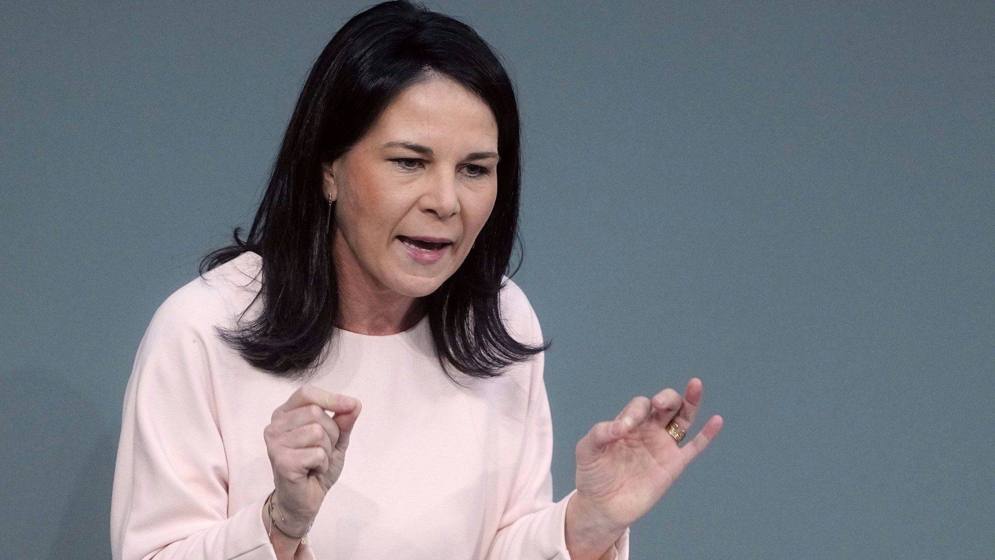 Außenministerin Annalena Baerbock hat dem Unionskanzlerkandidaten Friedrich Merz während des hitzigen Schlagabtauschs im Bundestag vorgeworfen, Sündenböcke für seine eigenen Fehler zu suchen.