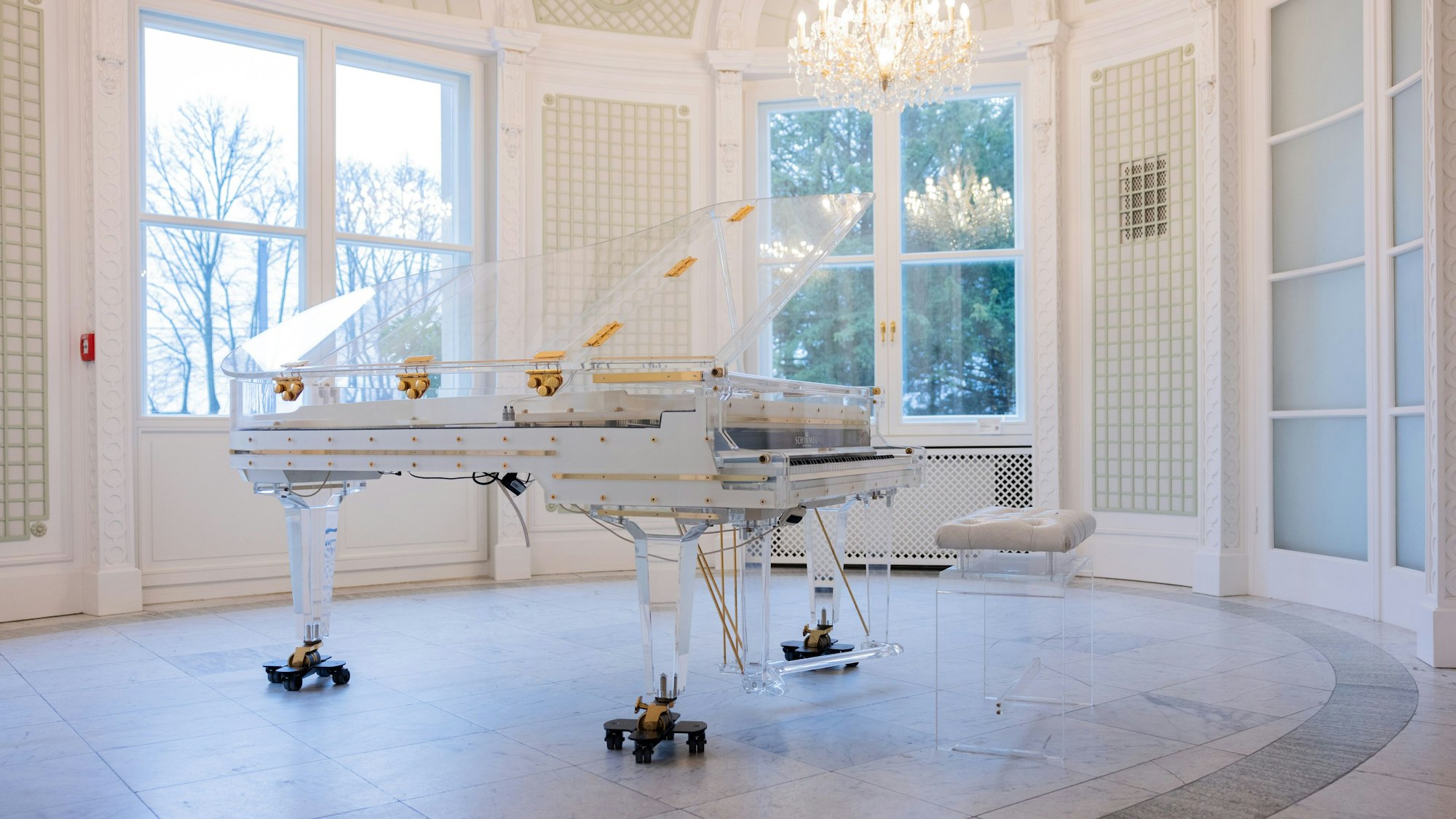 Der berühmte Glasflügel des Entertainers Udo Jürgens steht im Auktionshaus Sotheby's.