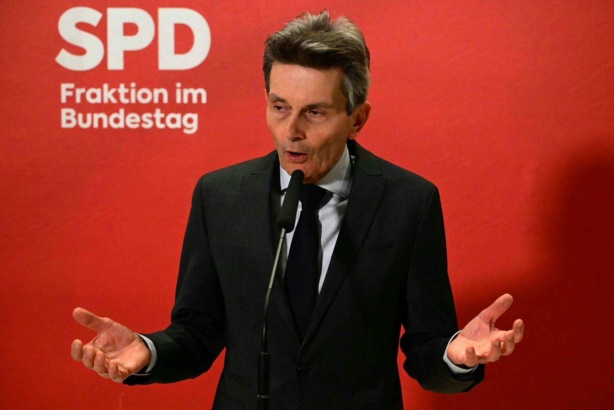 SPD-Fraktionschef Rolf Mützenich sieht in der Ablehnung des sogenannten Zustrombegrenzungsgesetzes im Bundestag ein doppeltes Scheitern von Unionskanzlerkandidat Friedrich Merz.