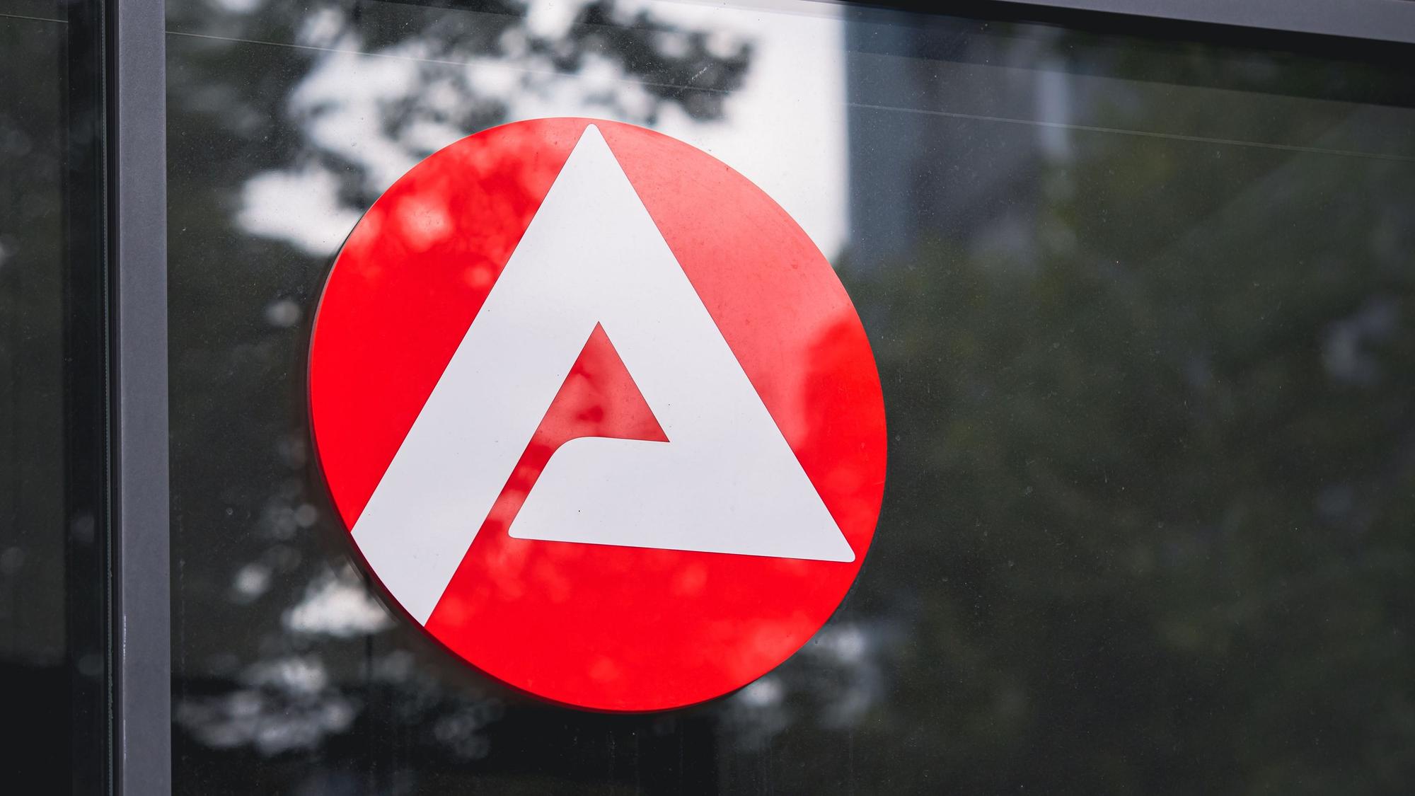 Das Logo der Agentur für Arbeit ist an einer Fensterscheibe zu sehen.