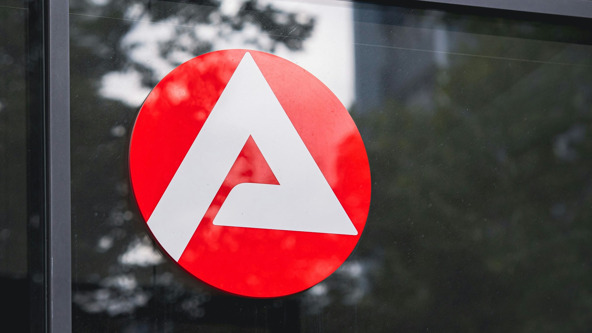 Das Logo der Agentur für Arbeit ist an einer Fensterscheibe zu sehen.