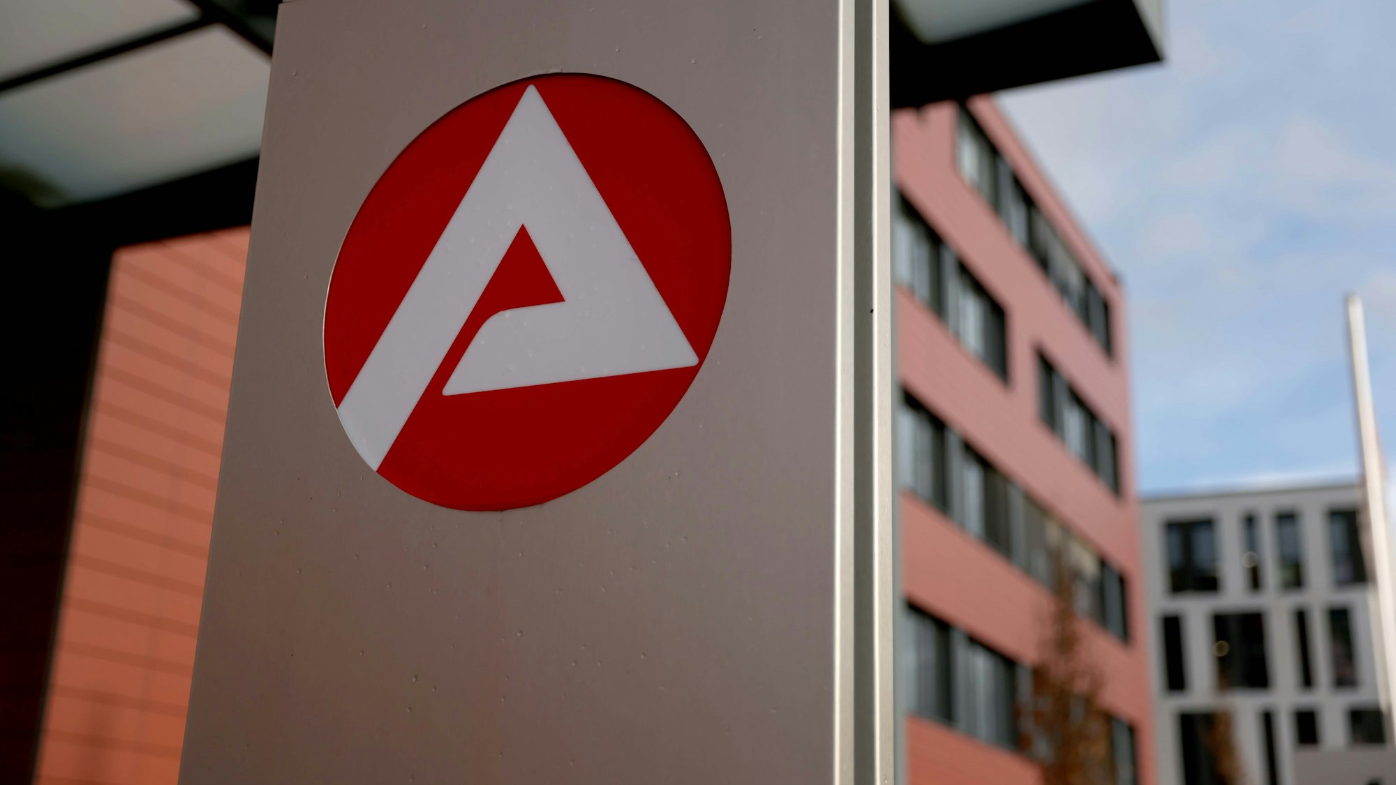 Die Kölner Agentur für Arbeit meldet ansteigende Zahlen bei der Arbeitslosigkeit.