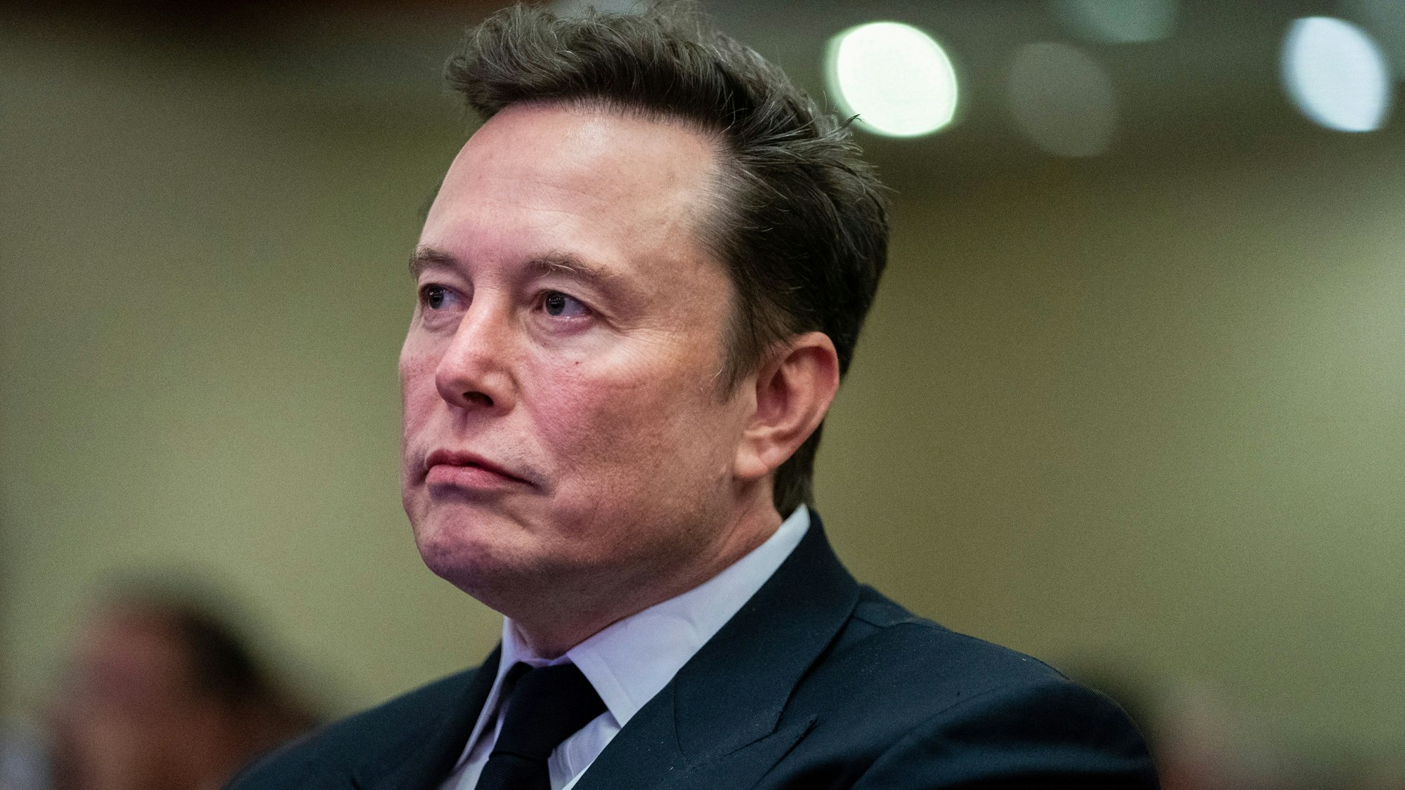 Elon Musk, Tech-Milliardär und Besitzer von „Tesla“ und „X“, hört zu, während Trump bei einem Treffen mit dem Kongresskomitee der Republikaner spricht.