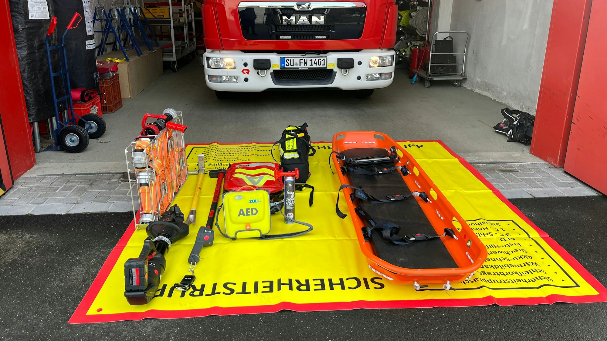 Die Feuerwehr Sankt Augustin hat Anregungen aus dem Unfallbericht zum Brand mit zwei toten Feuerwehrleuten bereits umgesetzt. Auf einer Plane liegt das komplette Material für den Sicherungstrupp bereit.