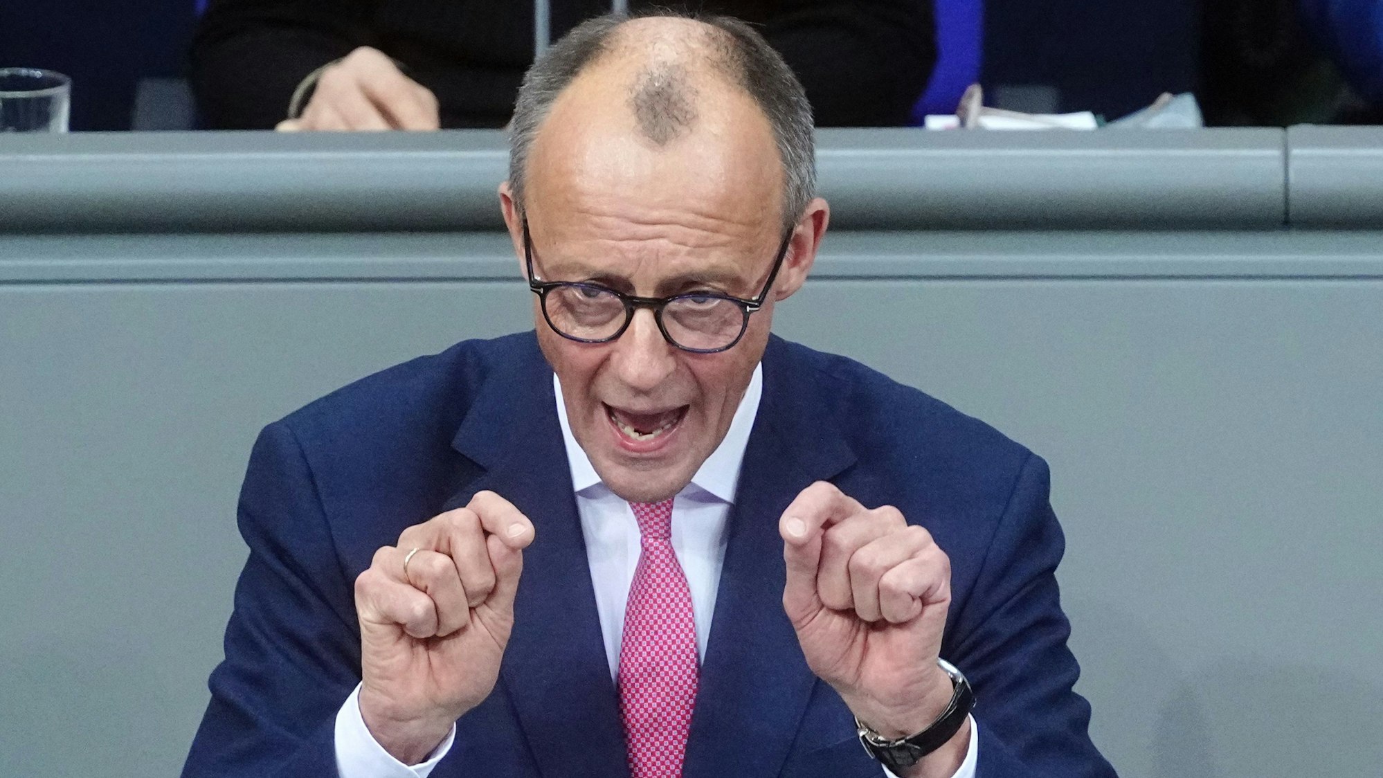 Berlin: Friedrich Merz, CDU Bundesvorsitzender und CDU/CSU Fraktionsvorsitzender im Bundestag, spricht bei der Debatte um das Zustrombegrenzungsgesetz im Plenarsaal im Bundestag.