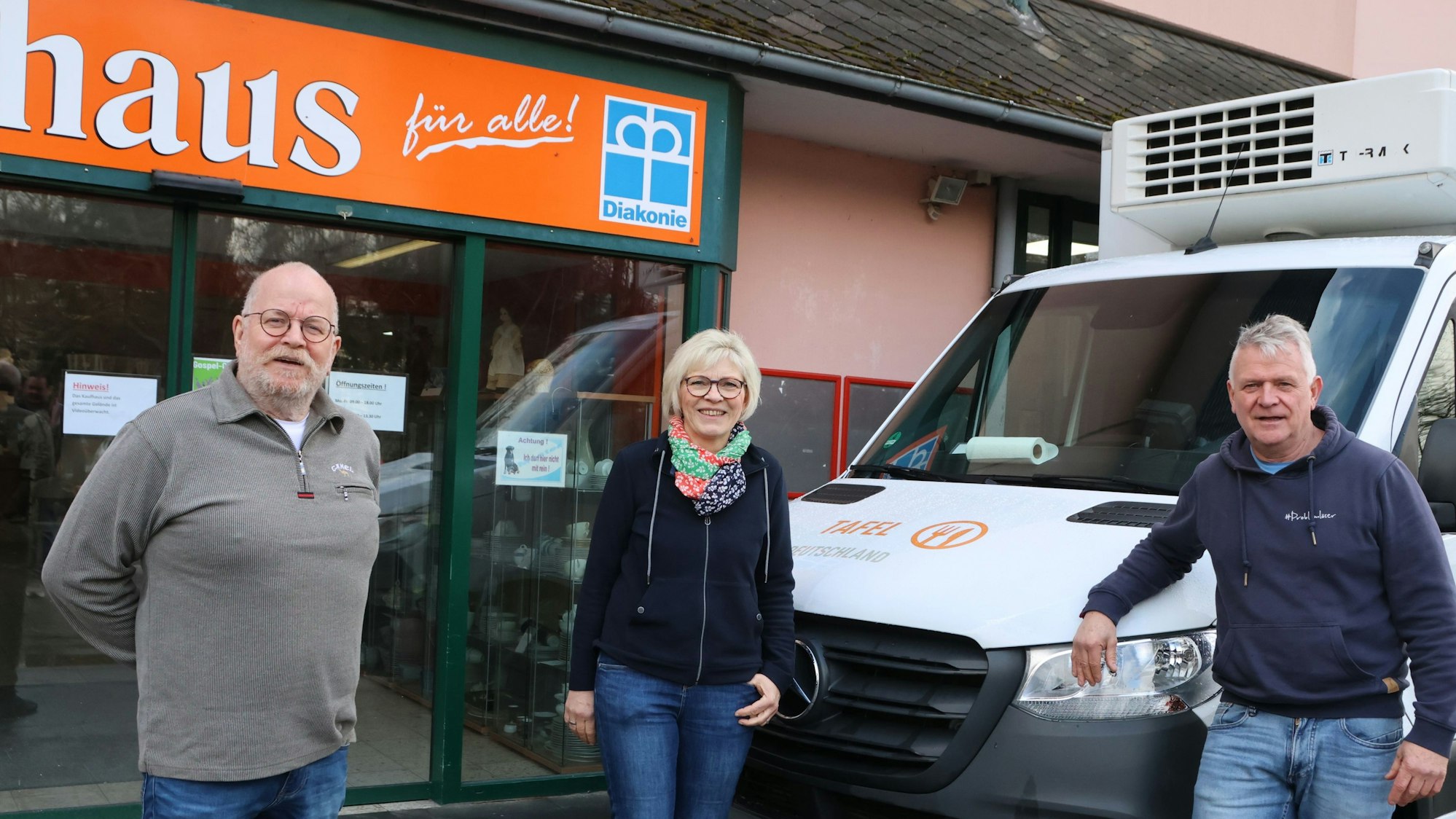 Das Ende einer Nachbarschaft: Das „Kaufhaus für Alle“ und die Süd-Tafel müssen ihre Standorte in Waldbröl räumen. Kaufhaus-Geschäftsführer Frank-Peter Twilling (von links), Tafel-Chefin Liane Althoff und ihr Mann Uwe (Verein „Unter dem Regenbogen“) freuen sich, dass beide Institutionen neue Räume gefunden haben.