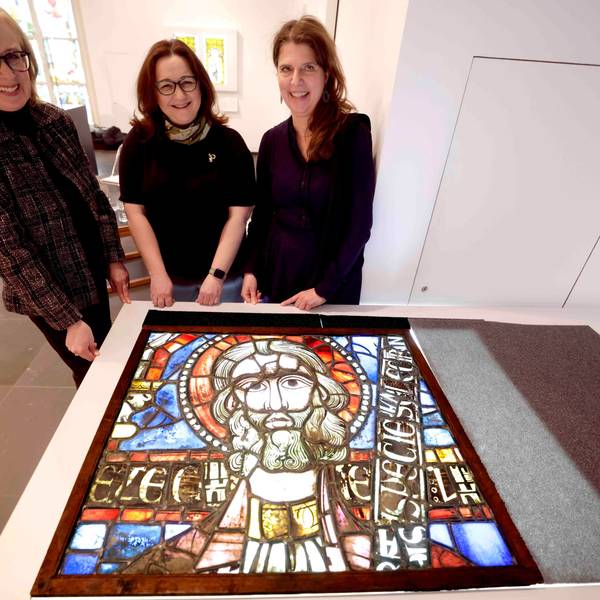 Carola Hagnau (Kustodin Museum Schnütgen) Dr. Yuliya Vaganova (Direktorin des Khanenko Museums) und Dr. Manuela Beer (Stellvertretende Direktorin des Museum Schnütgen) hinter der mittelalterlichen Glasmalerei Prophet Ezechiel, aus der Kathedrale von Soissons.
