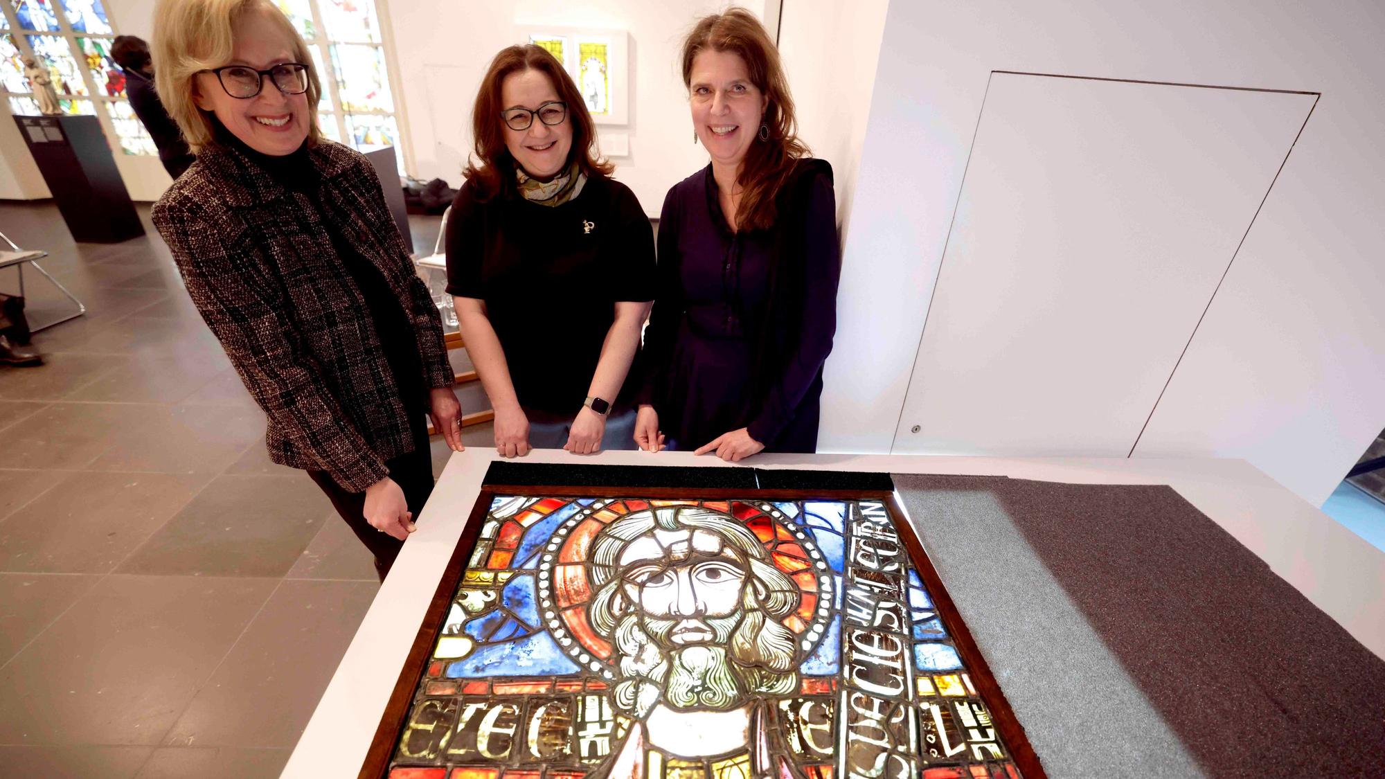 Carola Hagnau (Kustodin Museum Schnütgen) Dr. Yuliya Vaganova (Direktorin des Khanenko Museums) und Dr. Manuela Beer (Stellvertretende Direktorin des Museum Schnütgen) hinter der mittelalterlichen Glasmalerei Prophet Ezechiel, aus der Kathedrale von Soissons.