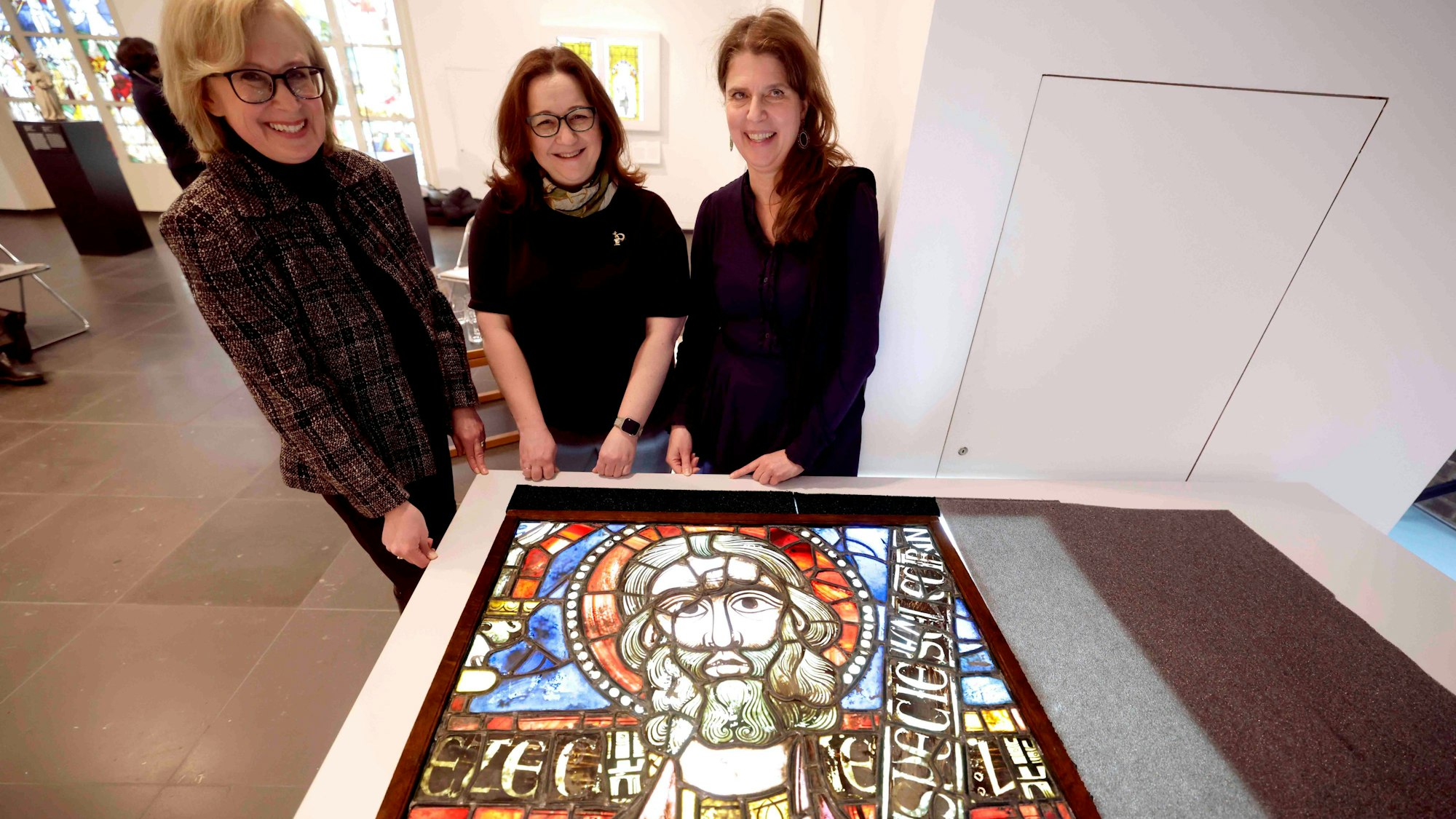 Carola Hagnau (Kustodin Museum Schnütgen) Dr. Yuliya Vaganova (Direktorin des Khanenko Museums) und Dr. Manuela Beer (Stellvertretende Direktorin des Museum Schnütgen) hinter der mittelalterlichen Glasmalerei Prophet Ezechiel, aus der Kathedrale von Soissons.