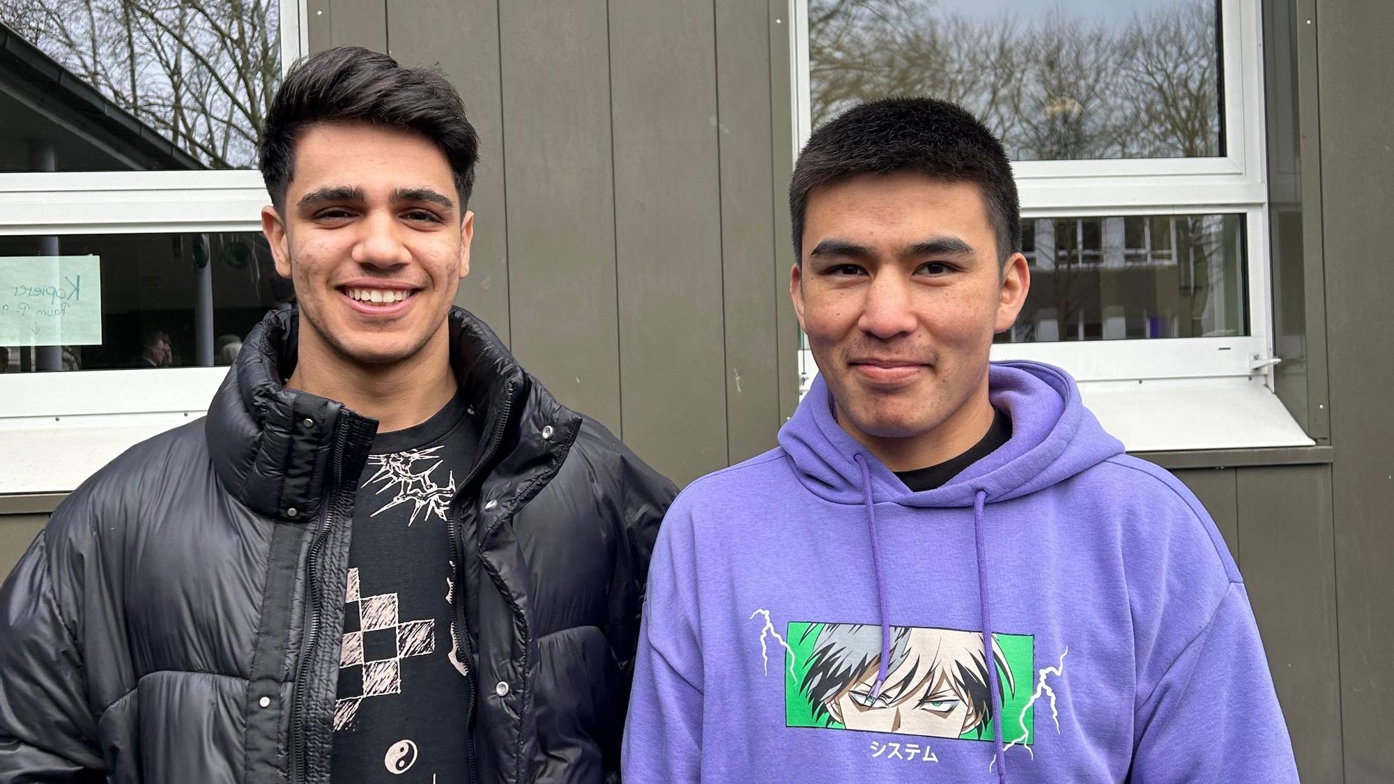 Alireza aus dem Iran (l.) und Rahmat aus Afghanistan haben durch das Karnevalsprojekt zum ersten Mal Kontakt zum Fastelovend.