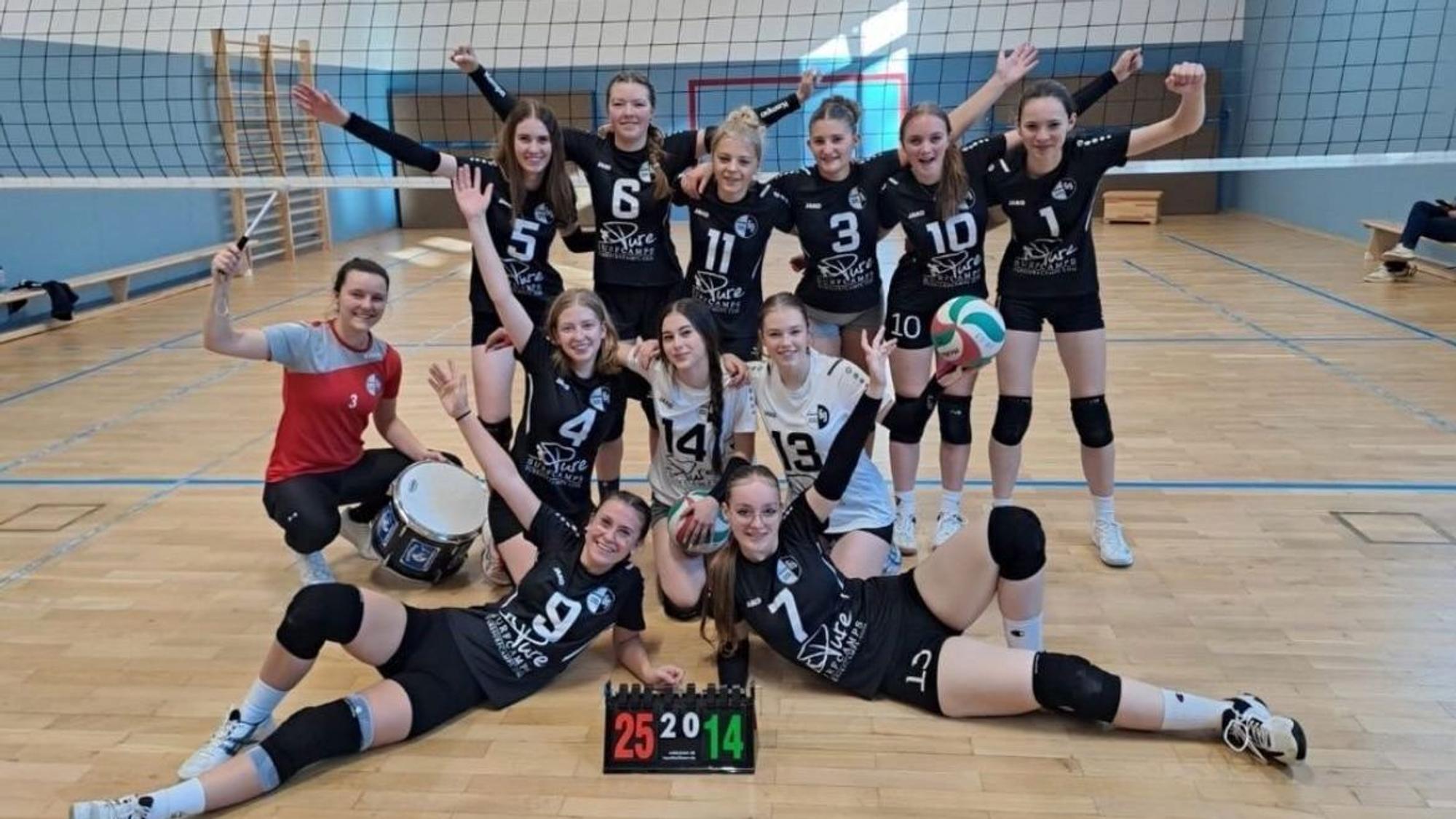Die weibliche U18 der Sportfreunde Marmagen-Nettersheim jubelt.