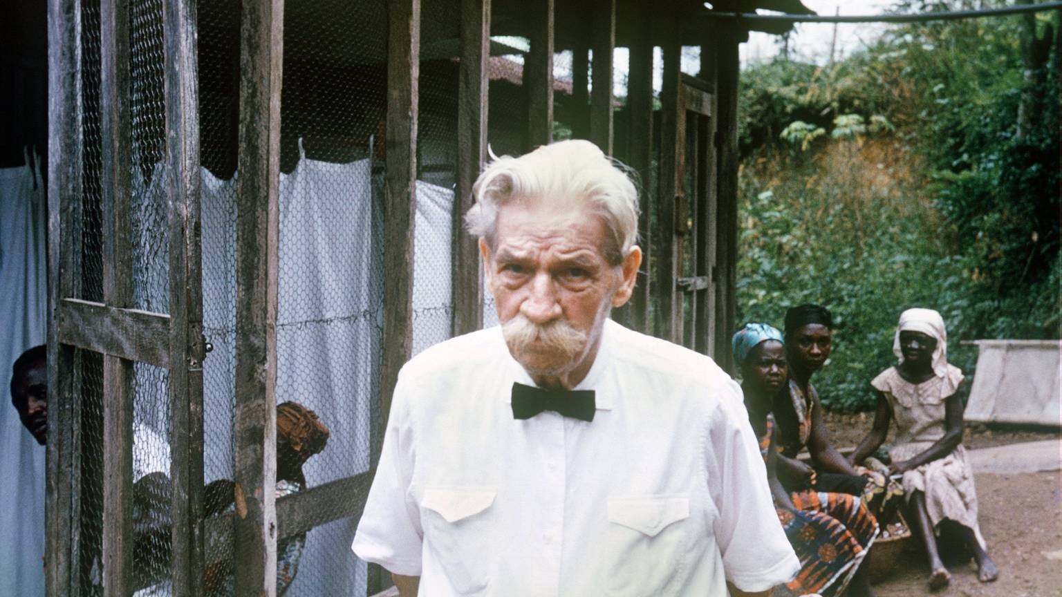 Das Archivbild von 1965 zeigt den deutschen Theologen und Missionsarzt Albert Schweitzer in dem von ihm 1913 gegründeten Tropenkrankenhaus in Lambarene im heutigen Gabun.