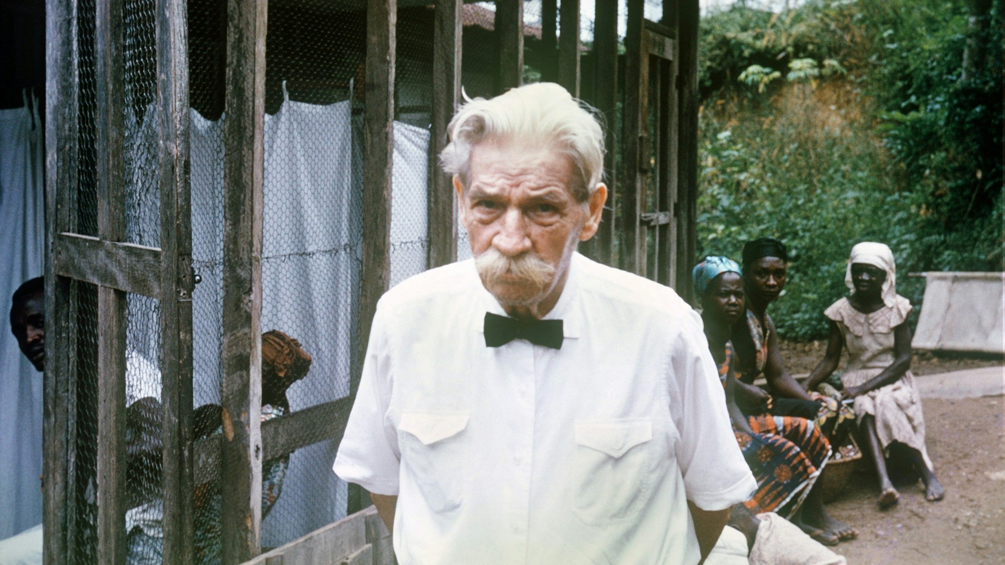 Das Archivbild von 1965 zeigt den deutschen Theologen und Missionsarzt Albert Schweitzer in dem von ihm 1913 gegründeten Tropenkrankenhaus in Lambarene im heutigen Gabun.