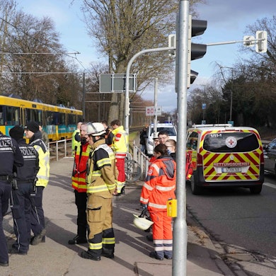 31.01.2025, Baden-Württemberg, Stuttgart: Einsatzkräfte stehen nach einem Unfall mit einer Straßenbahn an einer Haltestelle.