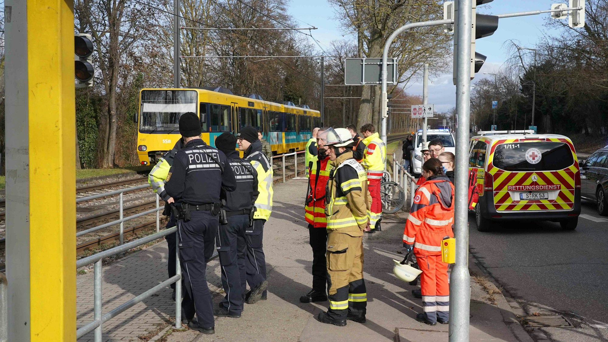 31.01.2025, Baden-Württemberg, Stuttgart: Einsatzkräfte stehen nach einem Unfall mit einer Straßenbahn an einer Haltestelle.