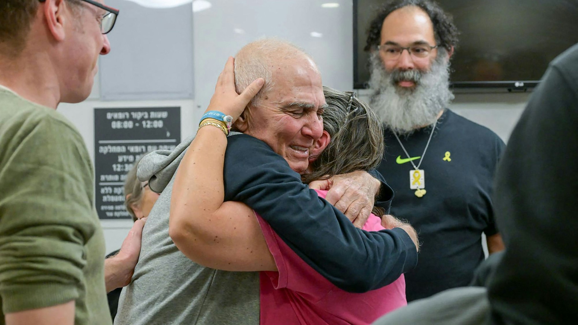 Der Deutsch-Israeli Gadi Moses umarmt ein Familienmitglied nach seiner Freilassung.