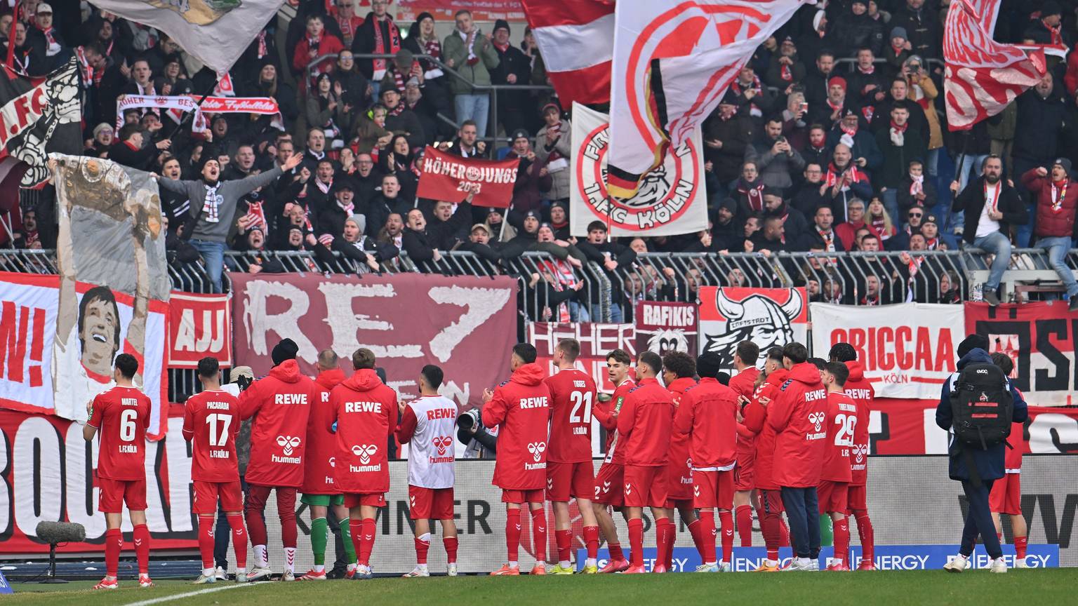 Es gab wieder Grund zum Jubeln: Die Mannschaft des 1. FC Köln feiert nach dem 2:1 in Braunschweig mit ihren Fans.