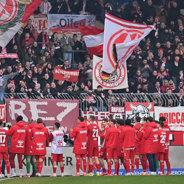 Es gab wieder Grund zum Jubeln: Die Mannschaft des 1. FC Köln feiert nach dem 2:1 in Braunschweig mit ihren Fans.