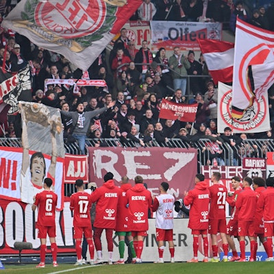 Es gab wieder Grund zum Jubeln: Die Mannschaft des 1. FC Köln feiert nach dem 2:1 in Braunschweig mit ihren Fans.