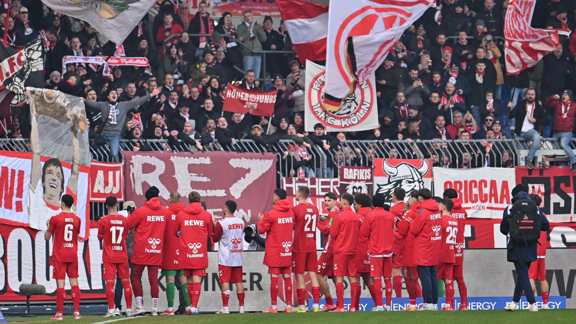 Zurück an der Spitze: Die Spieler des 1. FC Köln feiern nach dem 2:1 in Braunschweig mit ihren Fans.