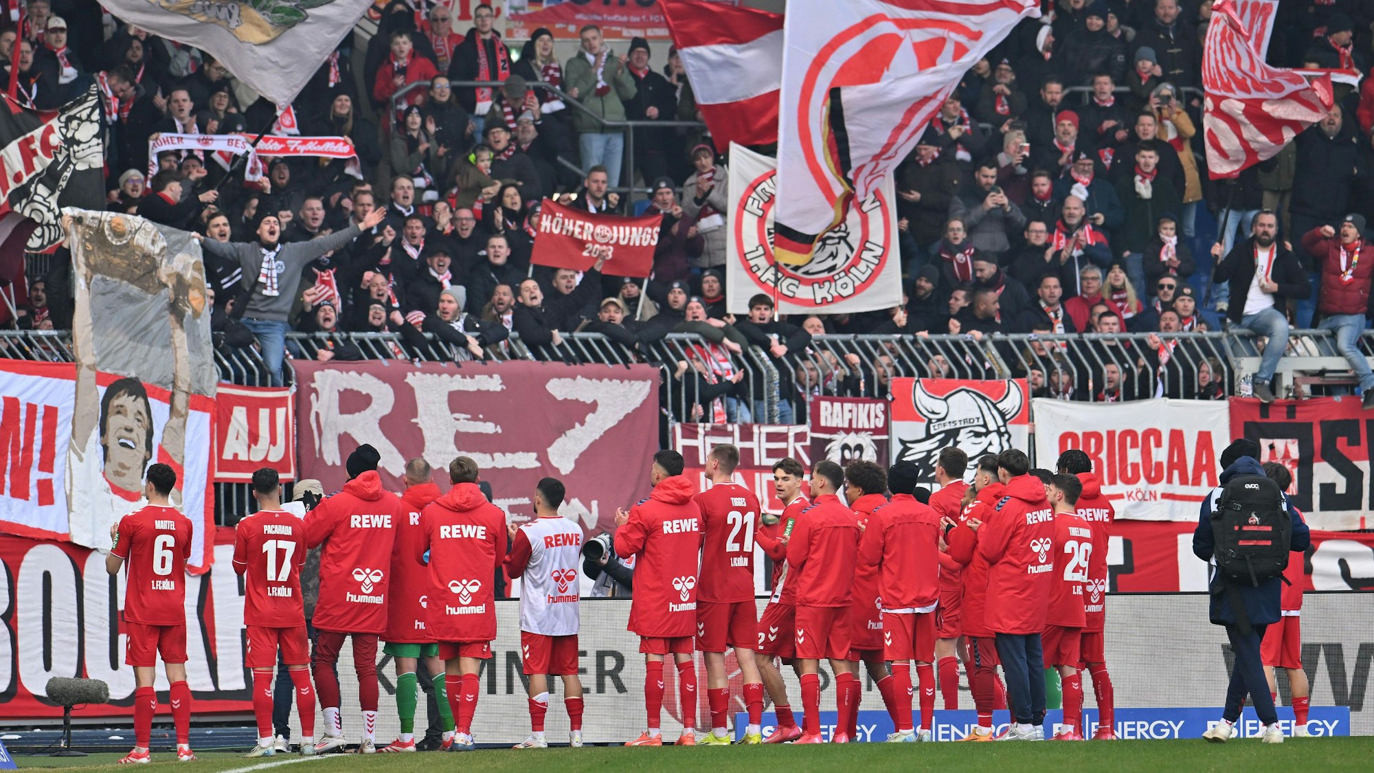 Zurück an der Spitze: Die Spieler des 1. FC Köln feiern nach dem 2:1 in Braunschweig mit ihren Fans.