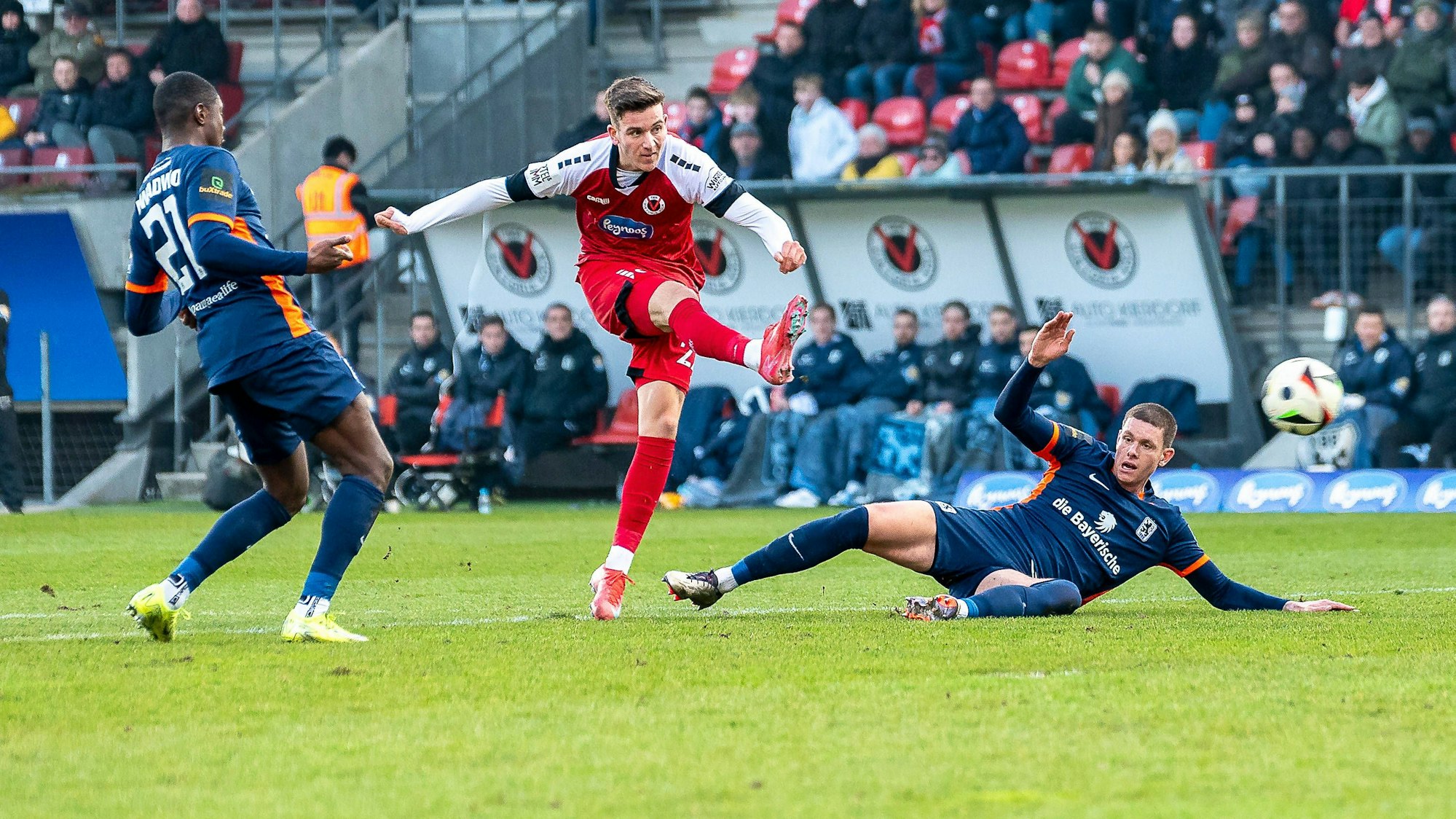 Said El Mala (M.) trifft zum 1:0 für Viktoria Köln.