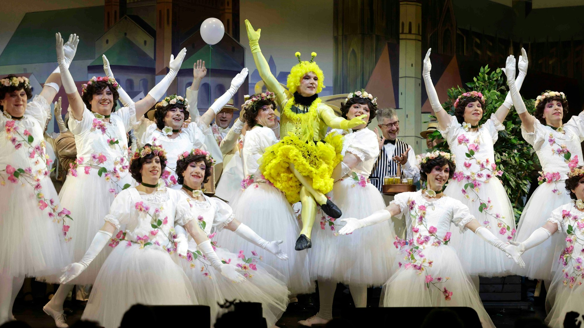 Blumenballett mit Bienchen im Divertissementchen „De Kölsche Fledermaus“ im Staatenhaus.