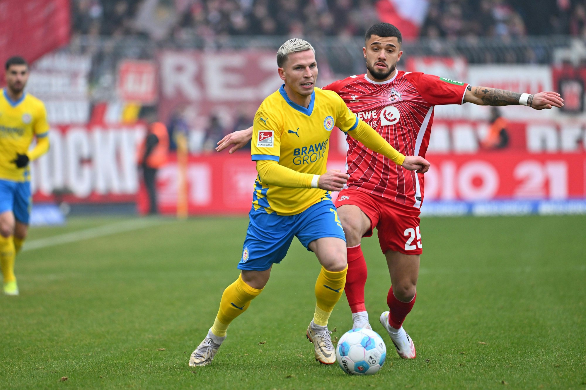 Noch nicht die gewünschte Verstärkung. Jusuf Gazibegovic (r.) enttäuschte auch in Braunschweig.