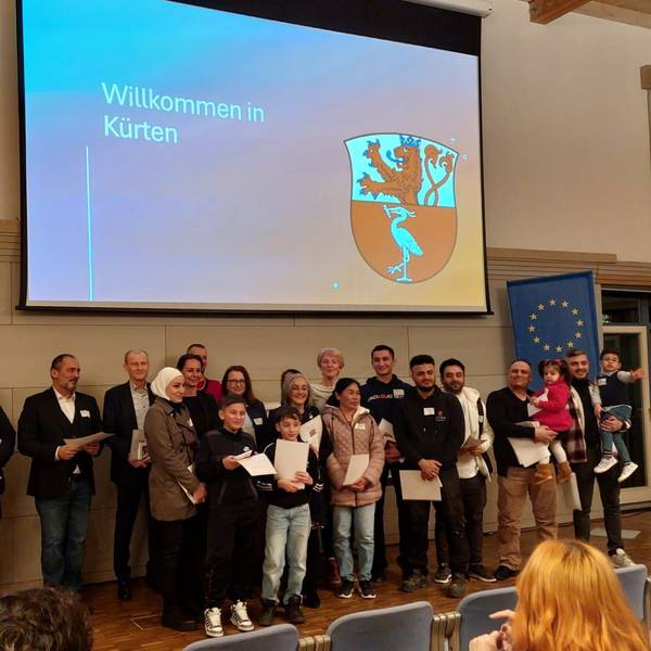 Das Foto zeigt die Teilnehmer der ersten Einbürgerungsfeier der Gemeinde Kürten