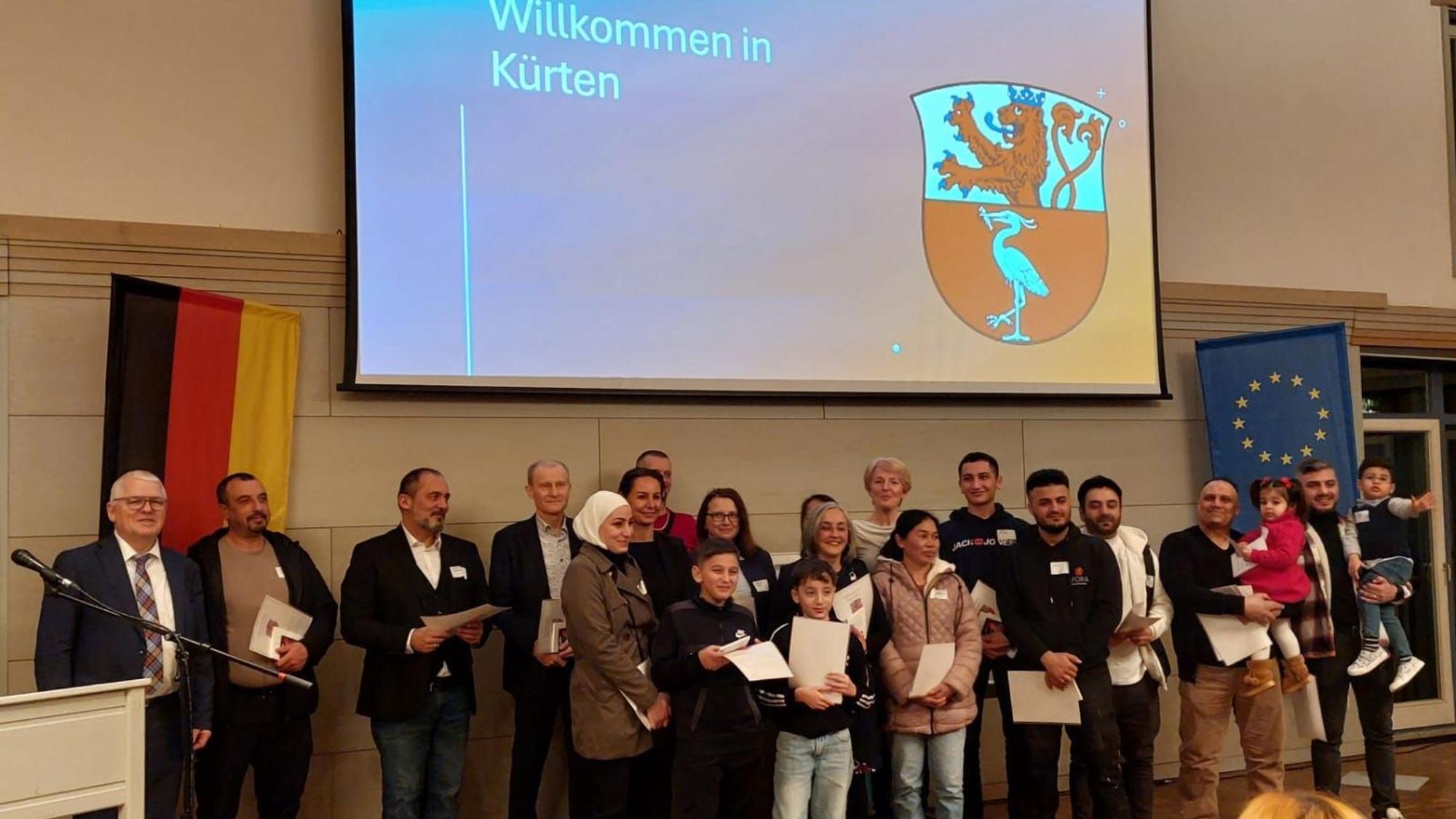 Das Foto zeigt die Teilnehmer der ersten Einbürgerungsfeier der Gemeinde Kürten