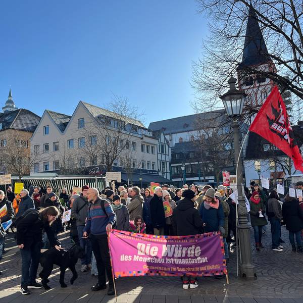 Mehr als 200 Menschen stehen auf dem Marktplatz zusammen.