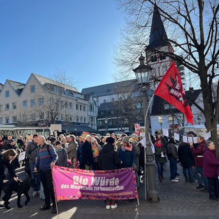 Mehr als 200 Menschen stehen auf dem Marktplatz zusammen.