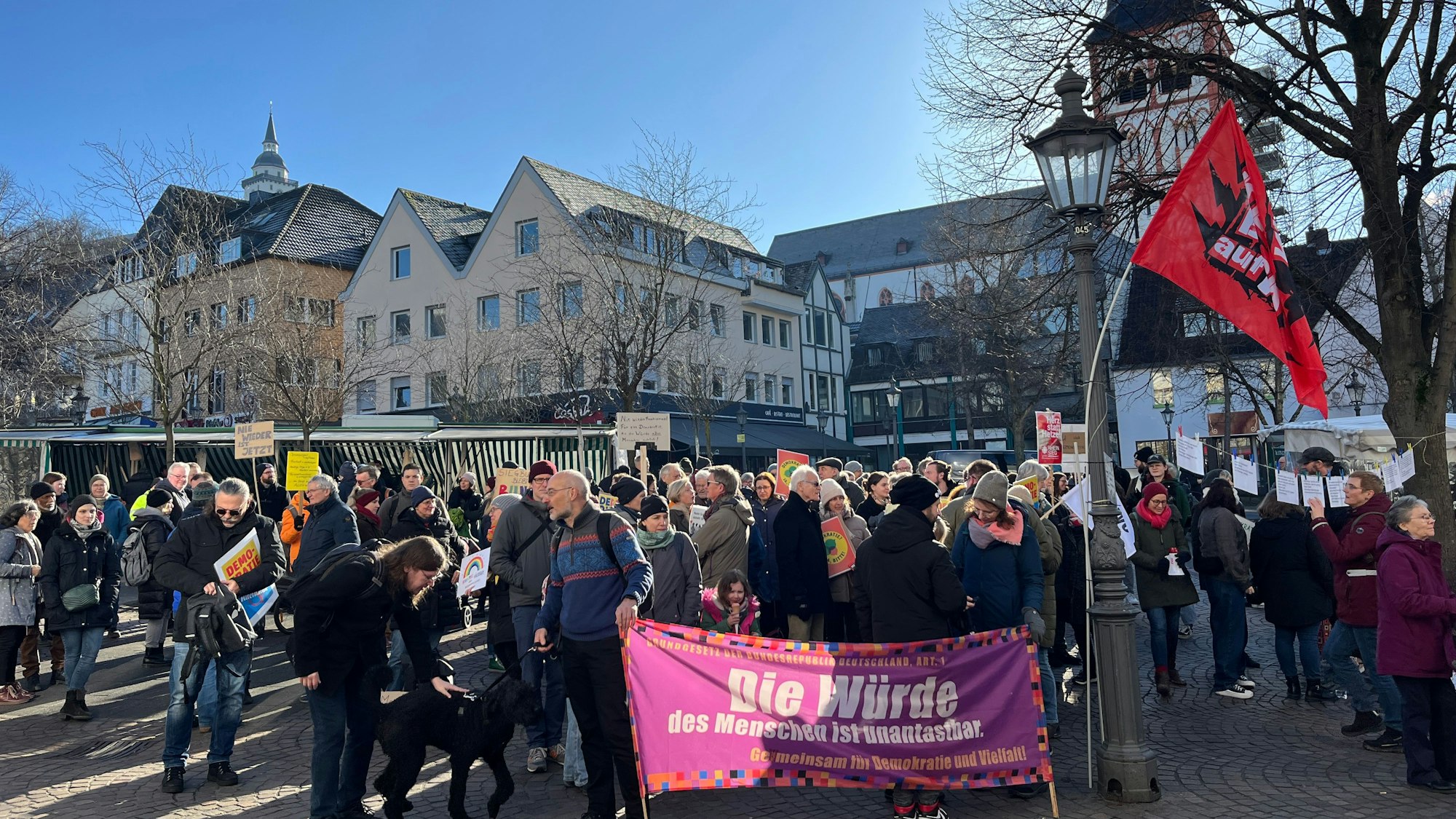 Mehr als 200 Menschen stehen auf dem Marktplatz zusammen.